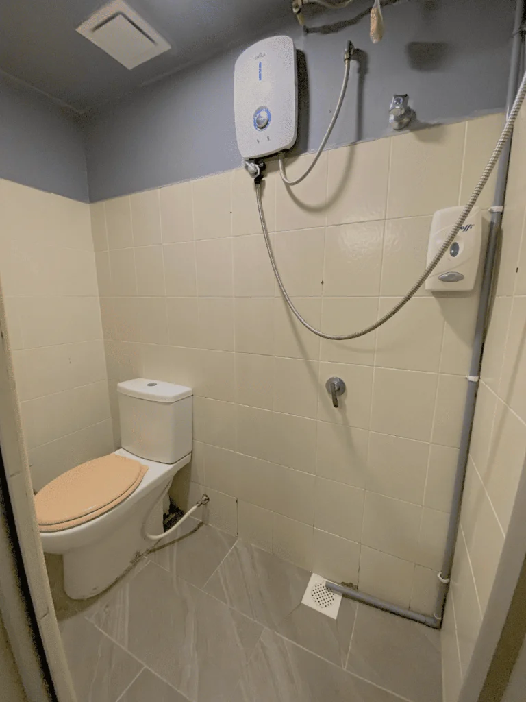 The private bathroom in the superior room at Travelogue Guesthouse, Bukit Bintang